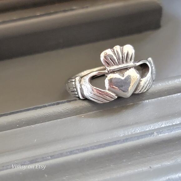 Traditional Claddagh Sterling Silver Ring, Symbolic Irish Vintage Jewelry - Picture 3 of 10